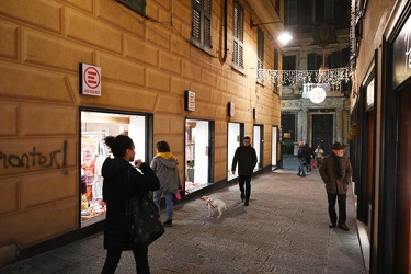 Genova, piazza Campetto - negozio di Natale di Emergency, nei lo