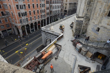 Genova, via XX Settembre - il cantiere accanto alla chiesa sopra