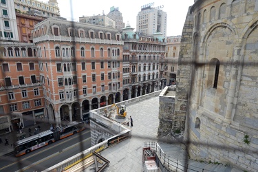 Genova, via XX Settembre - il cantiere accanto alla chiesa sopra