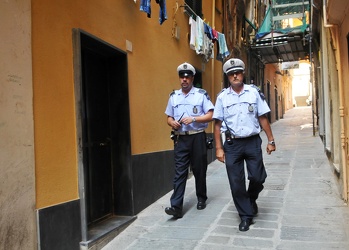 Genova - la polizia municipale chiude i bassi