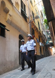 Genova - la polizia municipale chiude i bassi