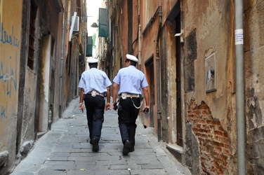 Genova - la polizia municipale chiude i bassi