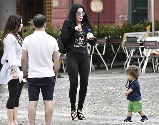 Portofino, Giugno 2016 - Cher con amiche gelato in piazzetta