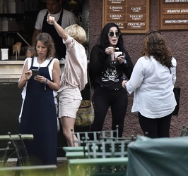 Portofino, Giugno 2016 - Cher con amiche gelato in piazzetta