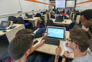 Genova, dipartimanto di Fisica UniGe - studenti quarte 