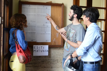 Genova - Liceo Classico Doria - studenti controllano quadri con 