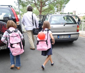 Genova - Paolo Olcese accompagna le sue figlie a scuola