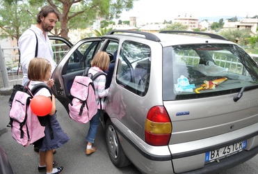 Genova - Paolo Olcese accompagna le sue figlie a scuola