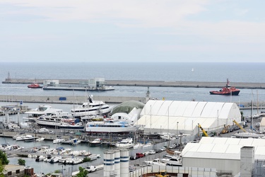 Genova - l'ingresso in porto della nuova struttura per i cetacei