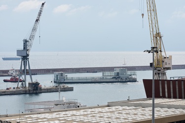 Genova - l'ingresso in porto della nuova struttura per i cetacei