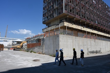 Genova, fiera - continua la demolizione del palazzo ex Nira