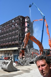 Genova, fiera - continua la demolizione del palazzo ex Nira
