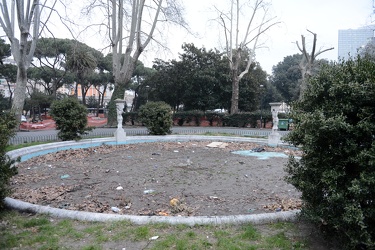 Genova - giardini davanti stazione Brignole - sta per essere rim