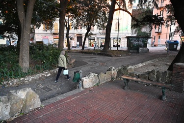 Genova - corso Ugo Bassi - i giardini pubblici dedicati a Montal