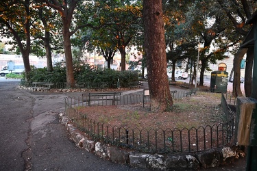 Genova - corso Ugo Bassi - i giardini pubblici dedicati a Montal