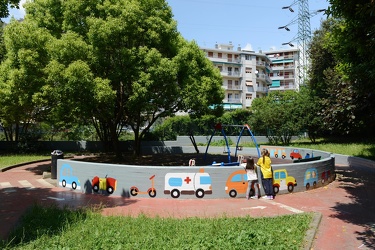 Genova - via Tanini - i giardini decorati dai bambini e dalle fa