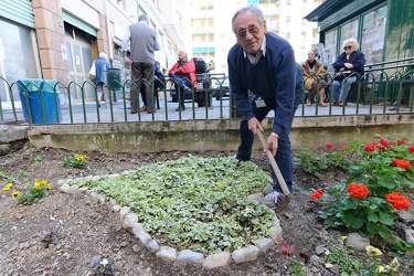 Genova, piazza Solari - il volontario che ha trasformato un'aiuo