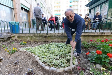 Genova, piazza Solari - il volontario che ha trasformato un'aiuo