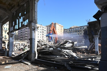 Genova, ex mercato Corso Sardegna, iniziate prime demolizioni ca