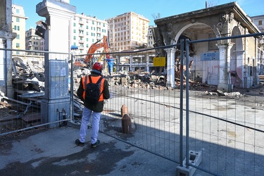 Genova, ex mercato Corso Sardegna, iniziate prime demolizioni ca