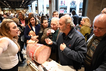 Genova, mercato orientale - folla per inaugurazione MOG