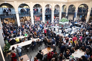 Genova, mercato orientale - folla per inaugurazione MOG