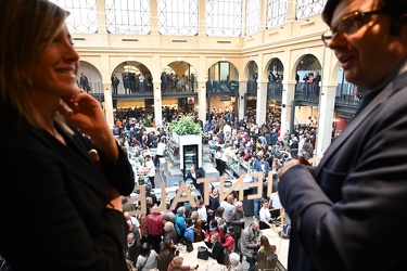 Genova, mercato orientale - folla per inaugurazione MOG