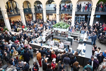 Genova, mercato orientale - folla per inaugurazione MOG