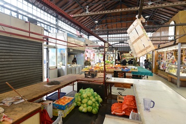 Genova, Piazza Statuto - il mercato comunale che si frappone tra