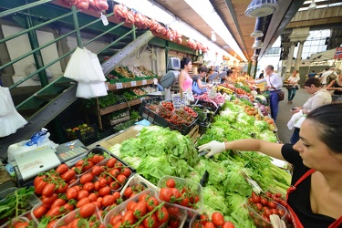 Genova - mercato orientale - prezzi ortaggi, frutta e verdura fe