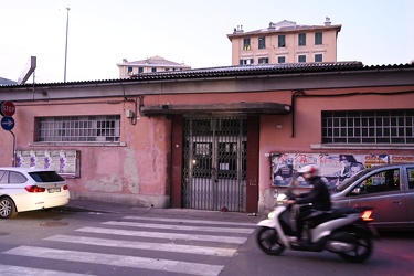Genova, quartiere Marassi - mercato comunale piazzale Parenzo ch