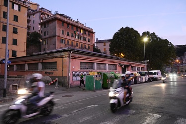 Genova, quartiere Marassi - mercato comunale piazzale Parenzo ch