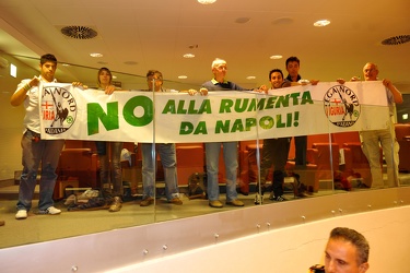 Genova - consiglio regionale - protesta lega