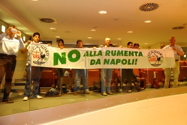 Genova - consiglio regionale - protesta lega