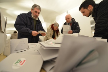 Genova - spoglio schede elezioni primarie per i parlamentari del