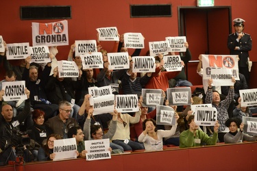 Genova - consiglio comunale - cartelli esposti contro gronda, no