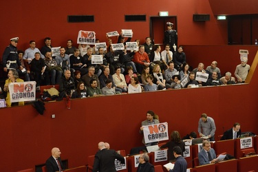 Genova - consiglio comunale - cartelli esposti contro gronda, no