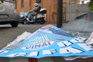 Genova - via Bertani - manifesti elettorali strappati