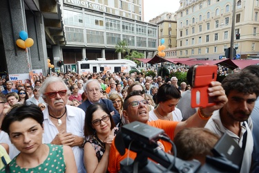 Genova - davanti locale moody - chiusura campagna elettorale Buc