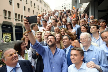 Genova - davanti locale moody - chiusura campagna elettorale Buc