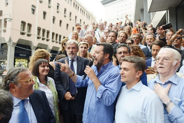 Genova - davanti locale moody - chiusura campagna elettorale Buc