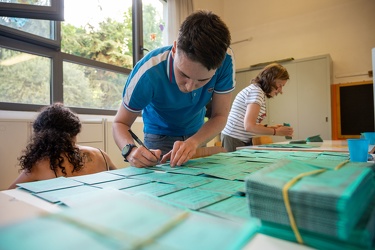 Genova, Certosa - allestimento seggi elezioni amministrative