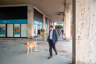Genova, piazza Rossetti - passeggiata elettorale con cane per Ar
