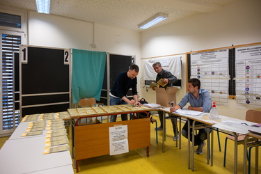 Genova, scuola in Piazza Erbe - allestimento seggi per elezioni 