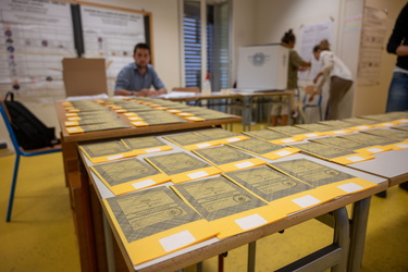 Genova, scuola in Piazza Erbe - allestimento seggi per elezioni 