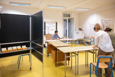 Genova, scuola in Piazza Erbe - allestimento seggi per elezioni 