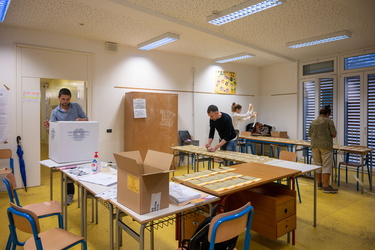 Genova, scuola in Piazza Erbe - allestimento seggi per elezioni 