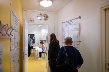 Genova, scuola Garaventa in piazza delle Erbe - al voto per le e