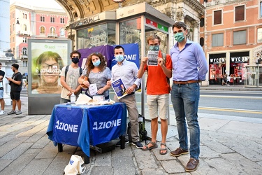 Genova, via XX Settembre - campagna per il NO al referendum sul 