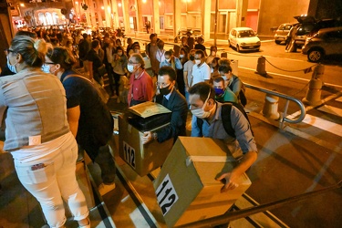 Genova, Tribunale - la coda dei presidenti di seggio post elezio